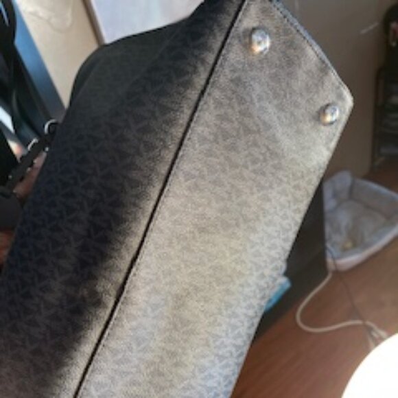 MICHAEL KORS, EUC LEATHER TOTE - Picture 8 of 13